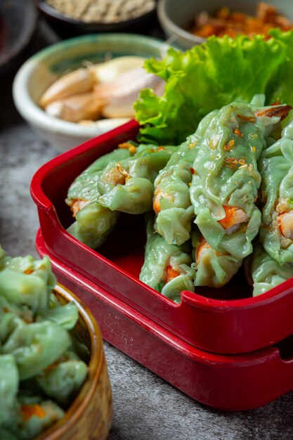 Camarão cozido no vapor Wontons Dim Sum com matérias-primas.
