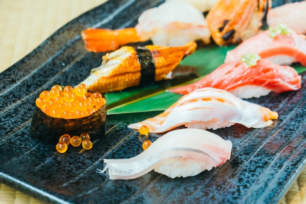 Camarão de atum salmão cru e fresco e outro sushi