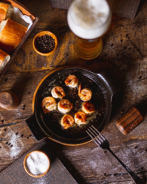 Camarão frito servido com copo de cerveja 1