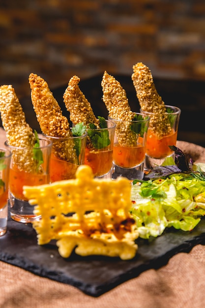 Foto grátis camarão kanape em molho com vista lateral para salada mista