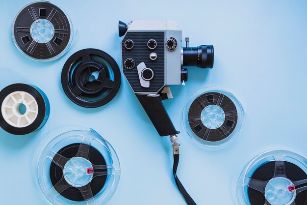 Câmera de filme e filmstrips em azul