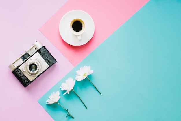 Câmera, flores e café