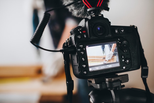 Câmera gravando um vídeo para um blogueiro DIY