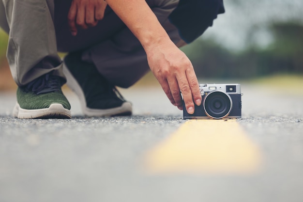 Câmera na estrada com fundo de fotógrafo