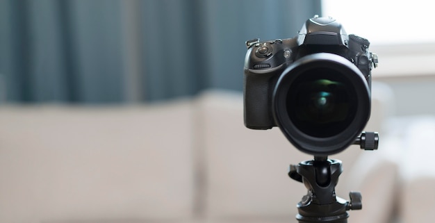 Câmera profissional de vista frontal com espaço de cópia