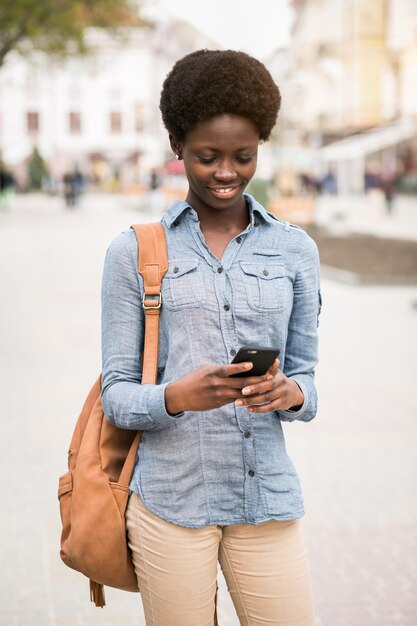 Caminhando telefone africano jovem preto