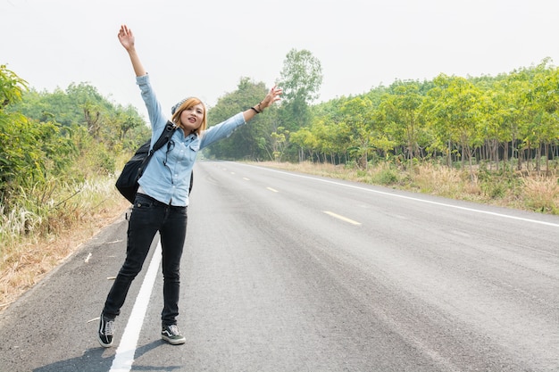 Caminhante com braços abertos na beira da estrada