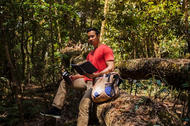 Foto grátis caminhante com livro