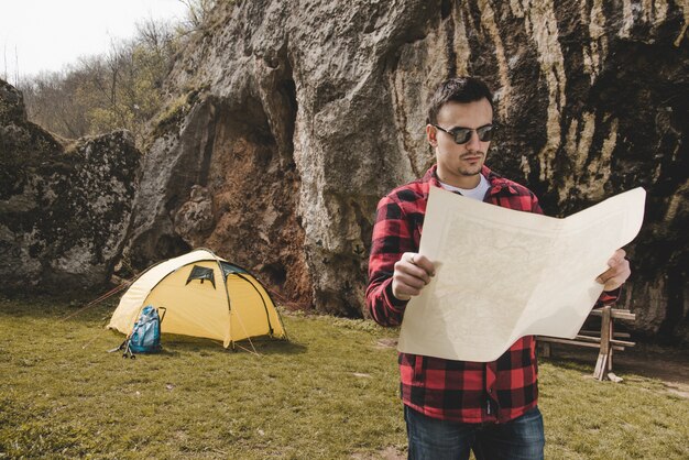 Caminhante com óculos de sol e mapa