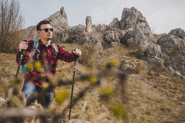 Caminhante com óculos de sol que aprecia a natureza