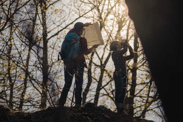 Caminhantes com mapa e binóculos