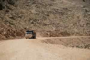 Foto grátis caminhão dirigindo na estrada da montanha