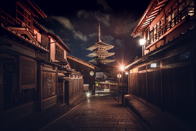 Caminho no meio de edifícios sob um céu escuro no Japão