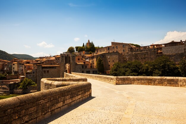 Caminho para a cidade medieval. Besalu