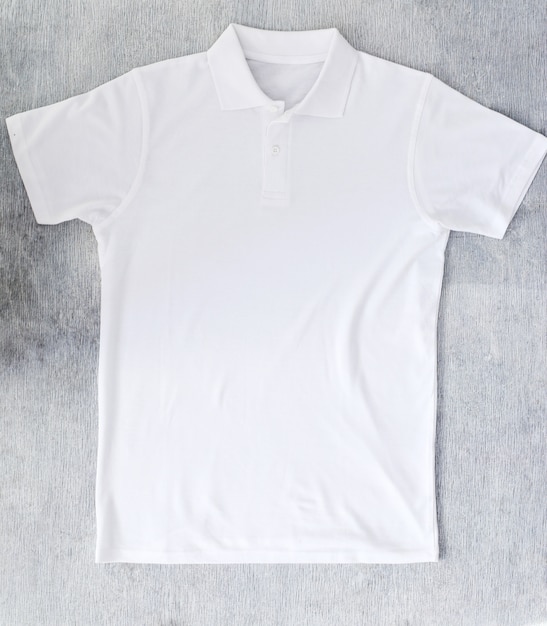 Foto grátis camisa branca em cima da mesa
