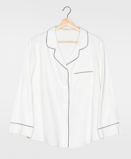 Camisa de pijama branca vista frontal simples roupas de dormir