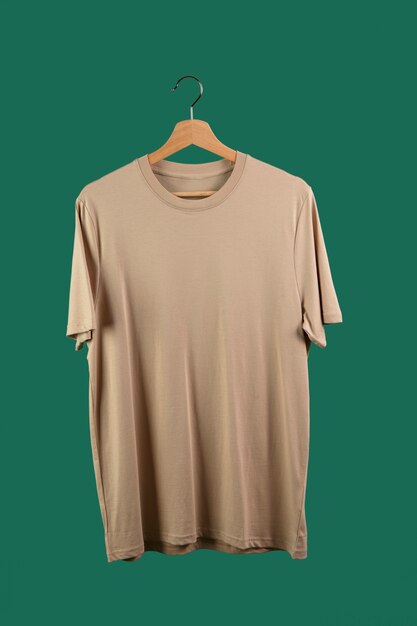 Camisa no cabide com fundo verde
