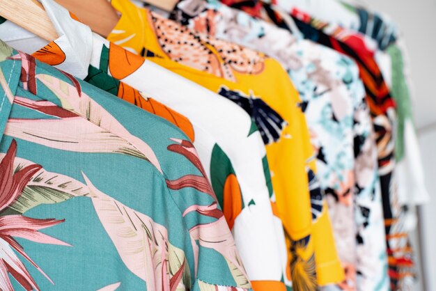 Camisas havaianas com estampa floral em cabides