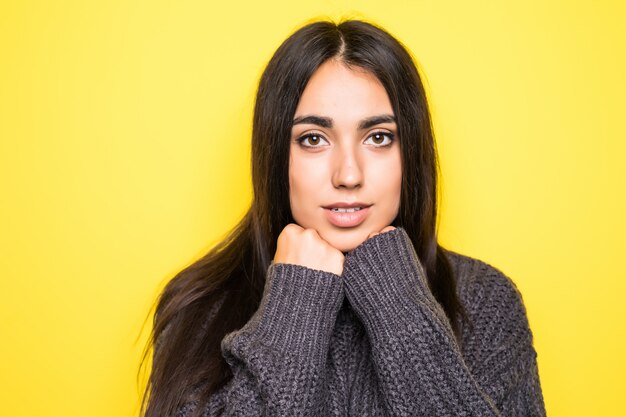 Camisola de mulher jovem e bonita sorrindo e em amarelo.