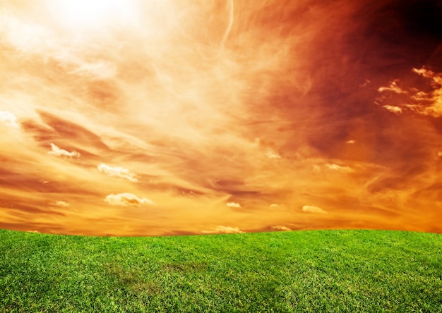 Foto grátis campo com nuvens escuras