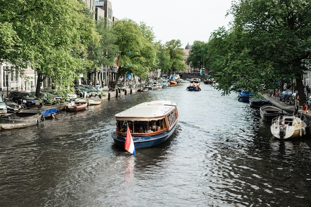Canais de Amesterdão, barcos a pé na água