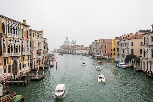 Canal com gôndolas em Veneza, Itália. Arquitetura e marcos históricos de Veneza. Postal de Veneza com gôndolas de Veneza.