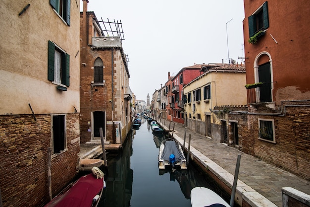 Canal com gôndolas em Veneza, Itália. Arquitetura e marcos históricos de Veneza. Postal de Veneza com gôndolas de Veneza.