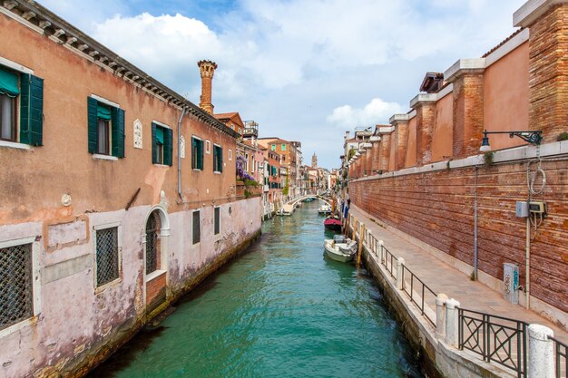 Canal de Veneza com barcos