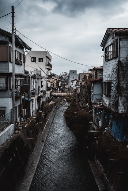 Canal em linha de casas e edifícios