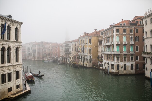 Canal estreito entre velhas casas de tijolos coloridos em Veneza, Itália.