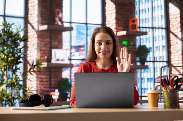 Candidato a participar numa entrevista de emprego em linha por teleconferência à distância