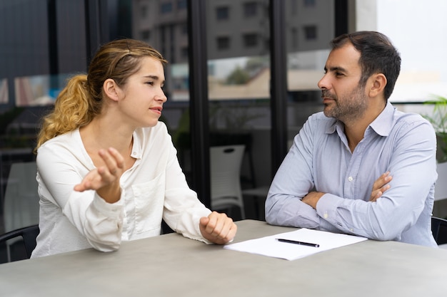 Candidato feminino confiante reunião com o líder da empresa