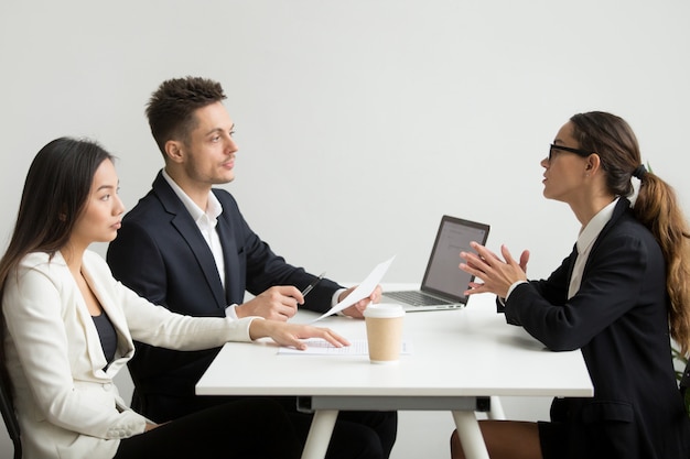 Candidato feminino entrevistado por gestores de RH