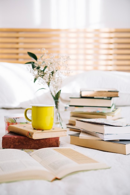 Foto grátis caneca amarela em livros