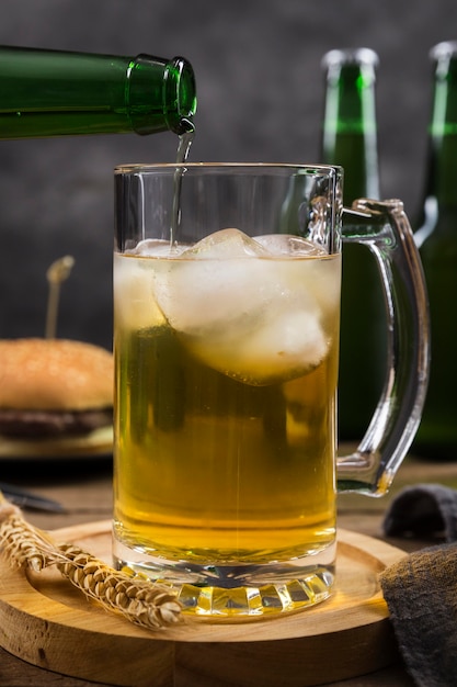 Foto grátis caneca com cerveja na mesa