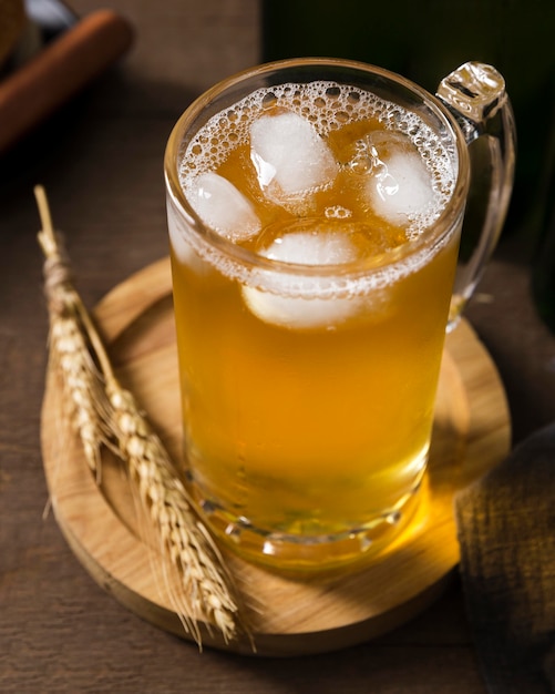 Caneca com cerveja na placa de madeira