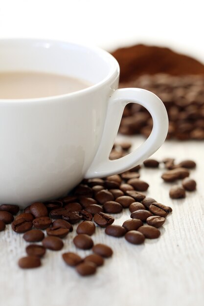 Caneca de café com grãos de café