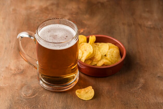 Caneca de cerveja de ângulo alto e batatas fritas