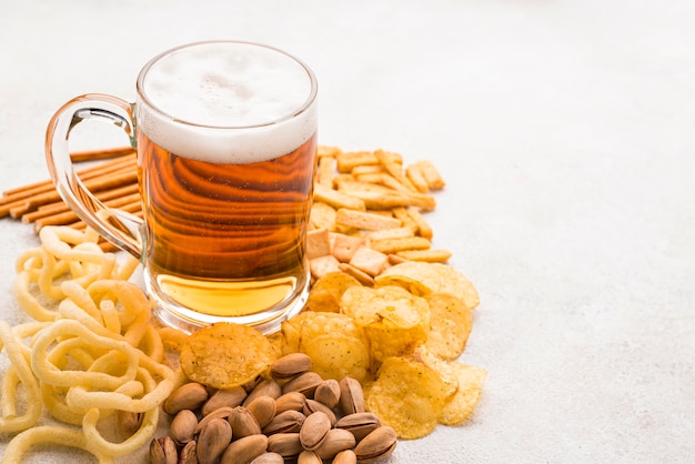 Caneca de cerveja de ângulo alto e lanches