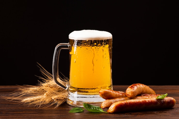 Foto grátis caneca de cerveja de close-up com salsichas