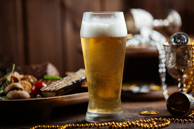 Caneca de cerveja em cima da mesa