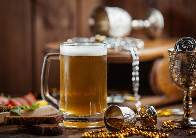 Caneca de cerveja fresca em cima da mesa