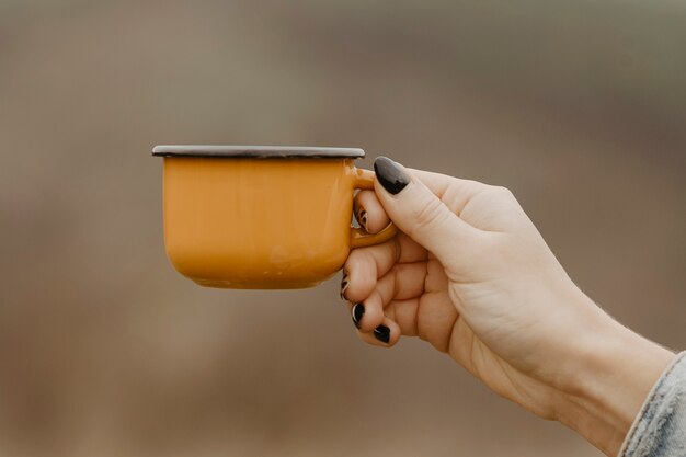 Caneca de vista frontal com chá quente para pausas