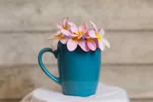 Foto grátis caneca decorativa com flores bonitas