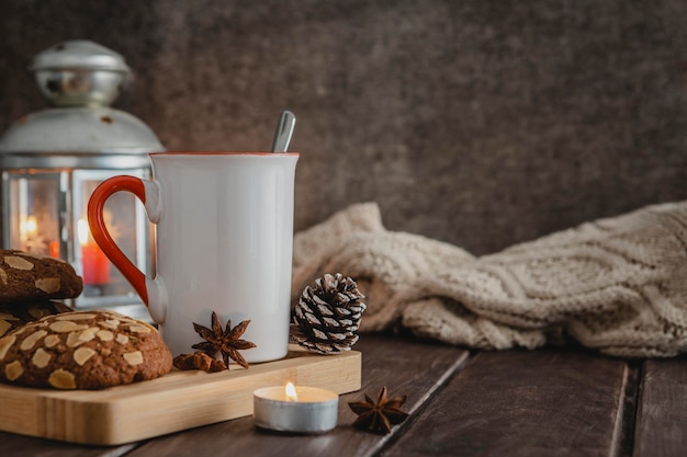 Caneca frontal na placa de madeira com biscoitos e pulôver