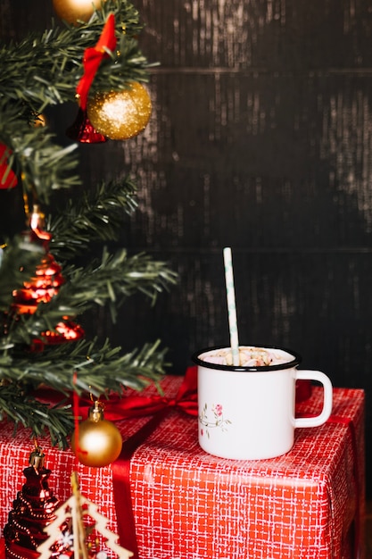 Caneca sob a árvore de natal