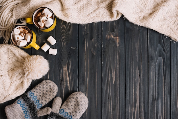 Foto grátis canecas com marshmallows perto de desgaste quente