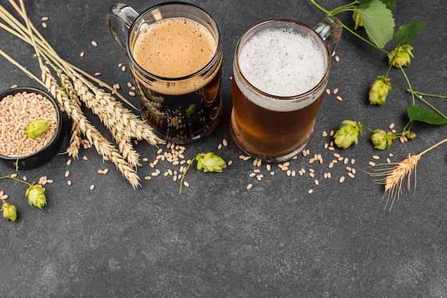Canecas de cerveja e quadro de sementes de trigo