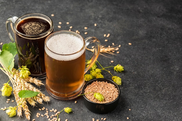 Foto grátis canecas de cerveja e sementes de trigo de alto ângulo
