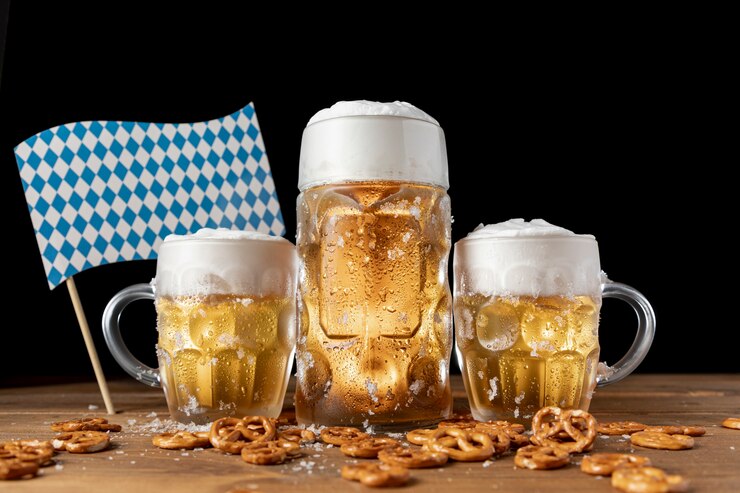 Foto grátis canecas de cerveja oktoberfest com lanches em uma tabela